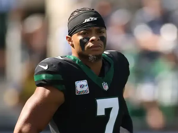 EAST RUTHERFORD, NEW JERSEY - OCTOBER 05: Justin Fields of the New York Jets warms up in the game against the Dallas Cowboys at MetLife Stadium on October 05, 2025 in East Rutherford, New Jersey.
